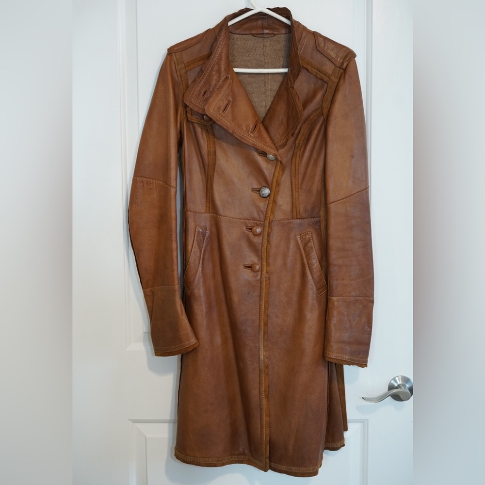 Gimo’s Leather Trench Coat with Tailored Design and Notched Lapel